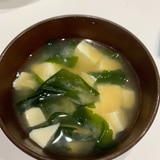 シンプルが一番！豆腐とわかめの味噌汁！